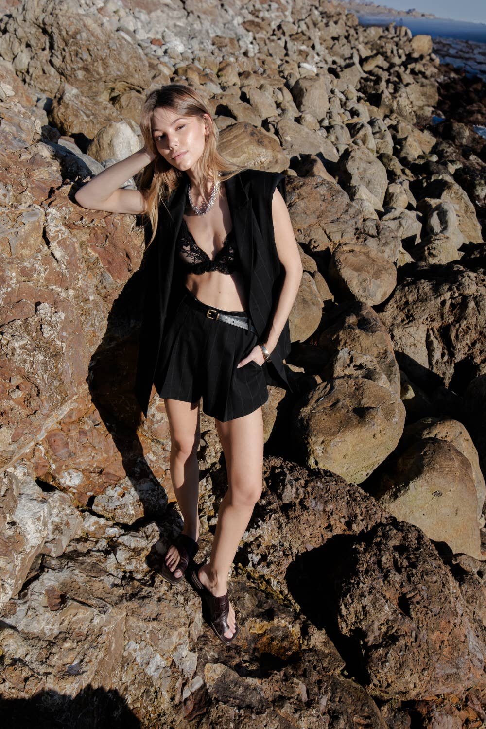 MIMI PLEATED BAG STYLE WOVEN SHORTS - BLACK