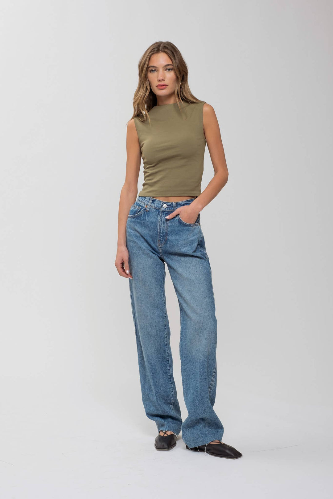 TAMI MOCK NECK SLEEVELESS CROPPED KNIT TOP