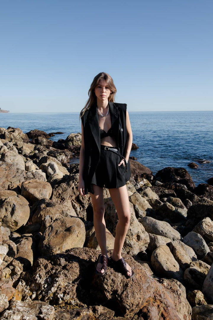 MIMI PLEATED BAG STYLE WOVEN SHORTS - BLACK