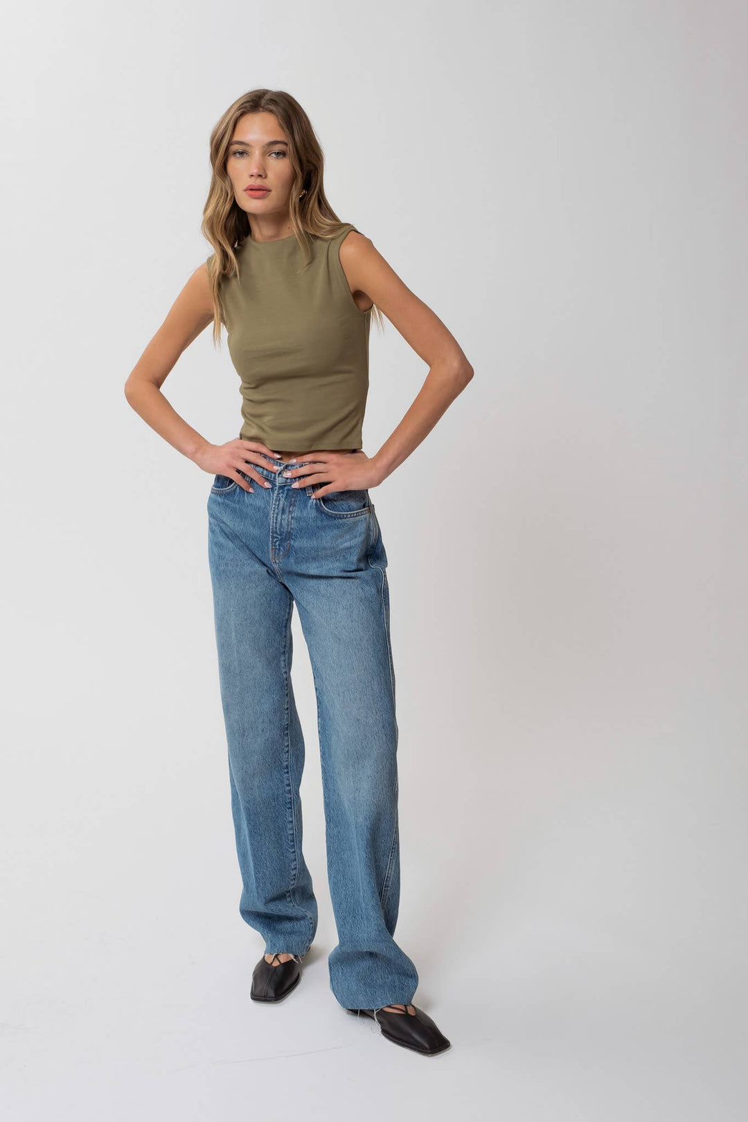 TAMI MOCK NECK SLEEVELESS CROPPED KNIT TOP - Tops